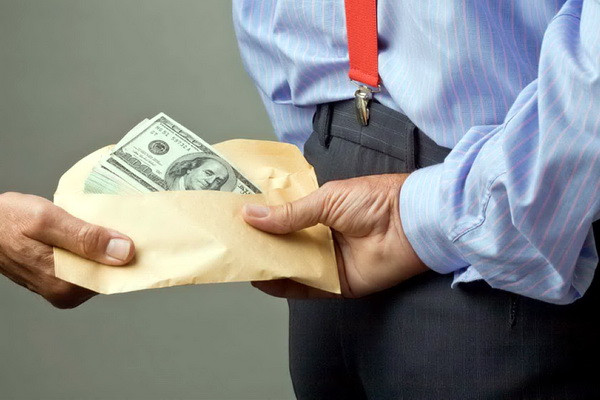 Лицам, известившим о фактах правонарушений в сфере финансового контроля, будет выплачена премия