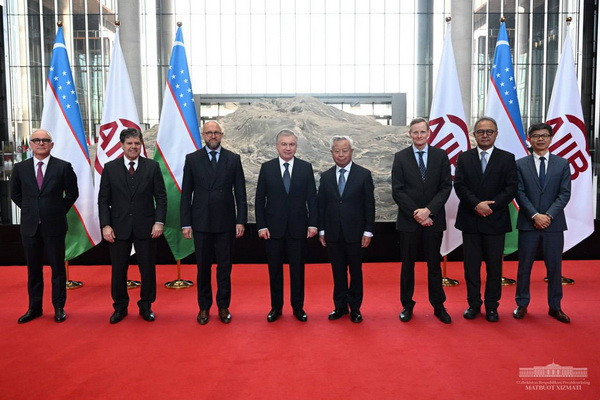 Президент Узбекистана провел встречу с президентом АБИИ Цзинь Лицюнем