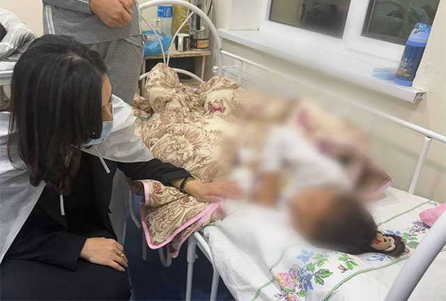 Детский омбудсман посетила больницу в Джизакской области, где лечат пострадавших воспитанников
