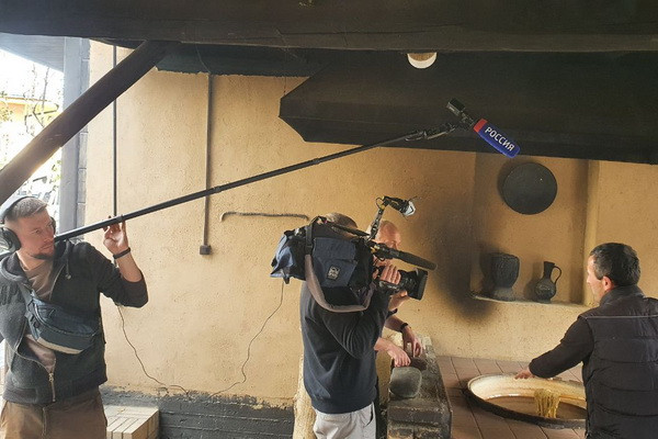 Творческая группа российской телепрограммы «Вести недели» в Узбекистане