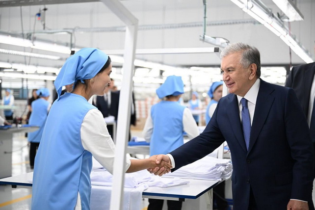 Шавкат Мирзиёев посетил новый текстильный кластер «Урганч кластер» в Хорезмской области