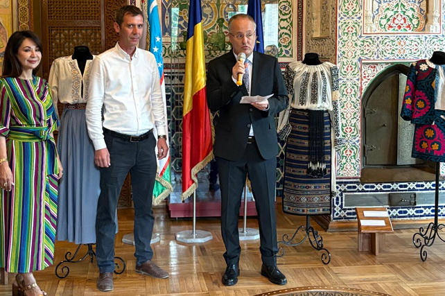 В Ташкенте открылась выставка румынской моды с узбекскими мотивами