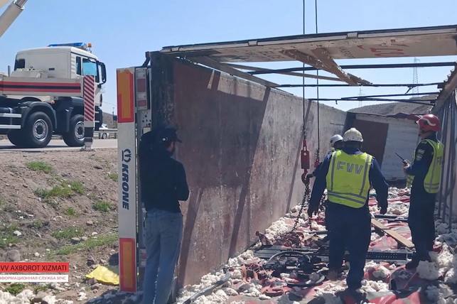 Грузовик съехал в кювет на перевале Камчик, пострадавших нет