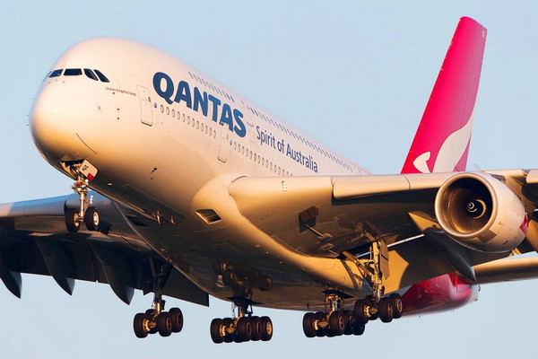 A380 Qantas аварийно приземлился в Баку