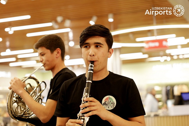 Toshkent aeroportida Music.glier guruhining musiqiy fleshmobi bo‘lib o‘tdi