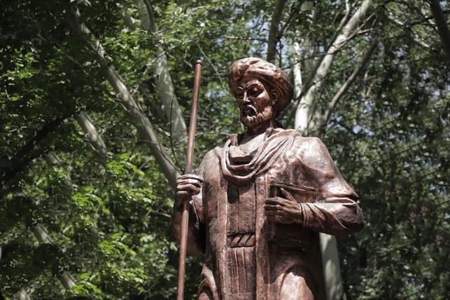 В Оше открыт памятник Алишеру Навои