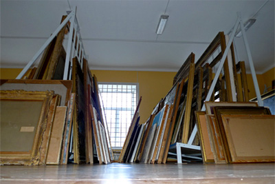 Из Ангренского краеведческого музея похитили несколько картин