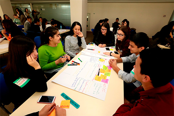 Группа девушек прошла обучение в рамках семинара Ideathon