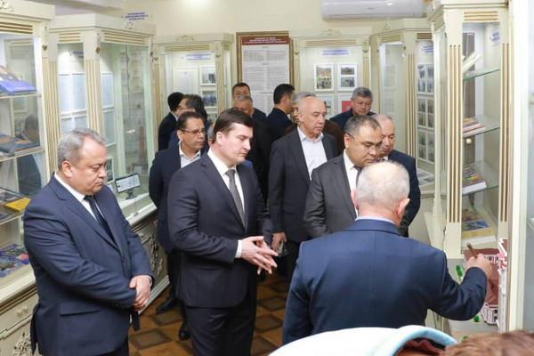Делегация Узбекистана посетила музей и Научно-исследовательский институт в Таджикистане