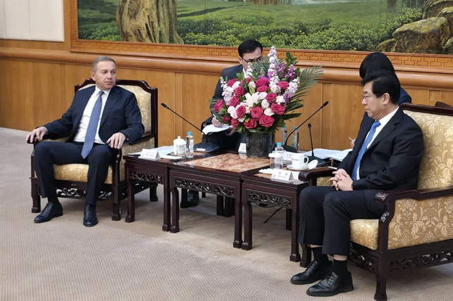 Навоийская делегация изучает опыт борьбы с опустыниванием в Китае