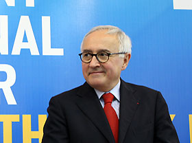 Uzvinosanoat-holding delegation holds talks with French envoy