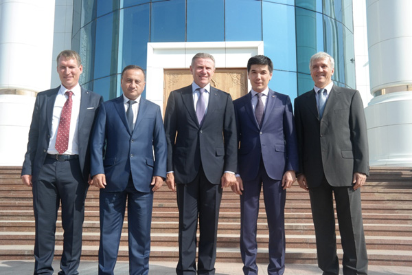 Sergey Bubka pays visit to Uzbekistan