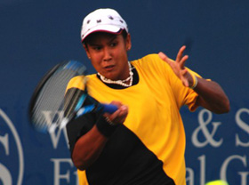 Akgul Amanmuradova fails to defeat Pennetta