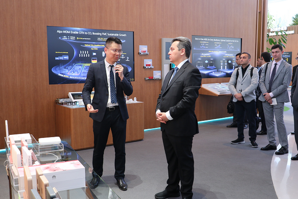 A delegation of the Ministry of Digital Technologies of Uzbekistan visits the headquarters of Huawei