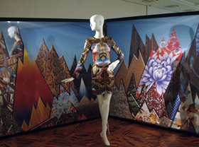 Британский бренд Basso & Brooke представил наряды из узбекских тканей