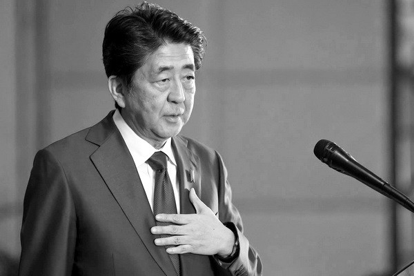 Бывший премьер-министр Японии Синдзо Абэ умер после покушения