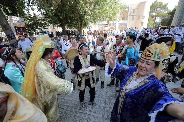 В Бухаре стартовал Международный фестиваль золотошвейного и ювелирного дела
