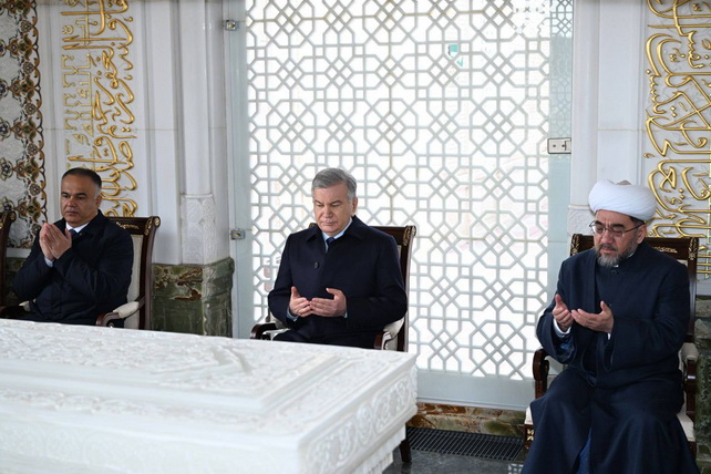 Шавкат Мирзиёев почтил память Первого Президента Республики Узбекистан