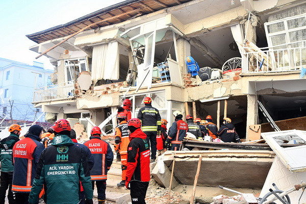 В турецкой Малатье погиб человек, 69 ранены при землетрясении