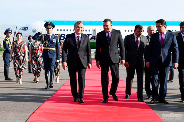 Shavkat Mirziyoyev arrives in Tajikistan