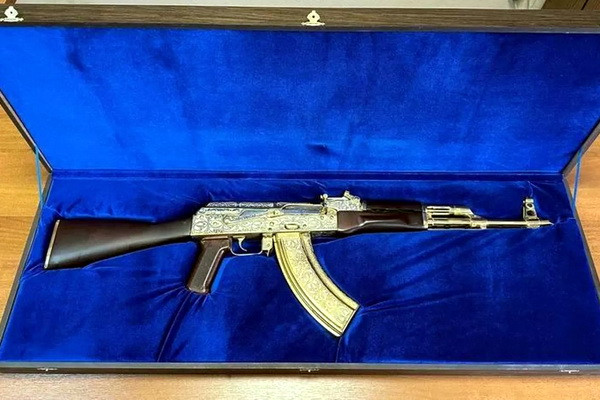 В багаже пассажира в аэропорту Екатеринбурга нашли позолоченный автомат