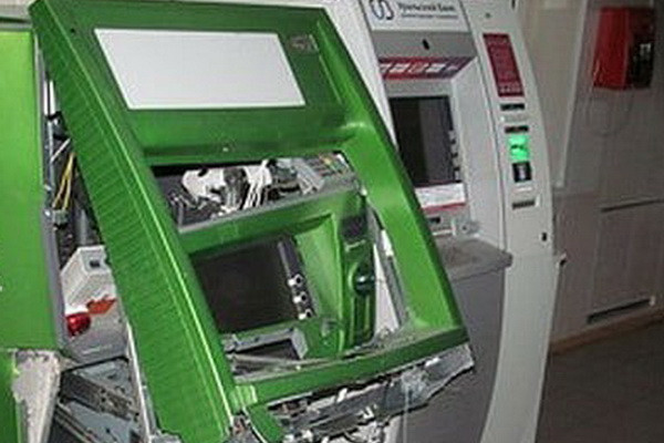 В Ургенче мужчина взломал банкомат «Хамкорбанка»