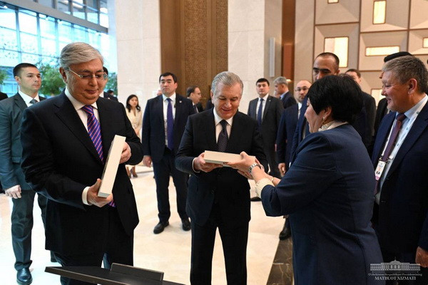 Президенты Казахстана и Узбекистана ознакомились с экспозицией, посвящённой наследию Абая