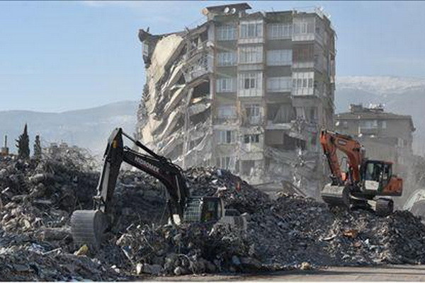 Число погибших от разрушительного землетрясения в Турции превысило 41 тысячу человек