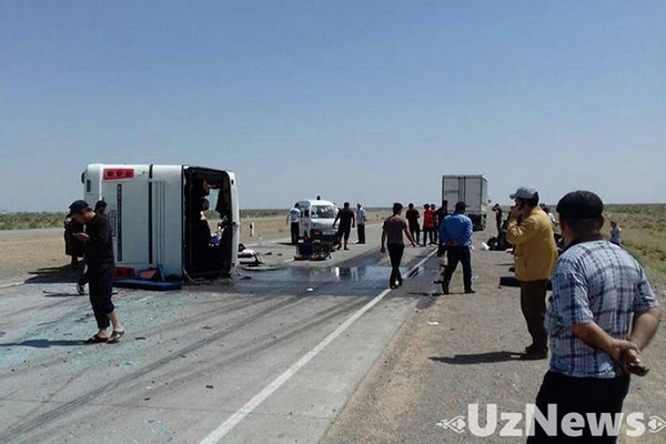 В Бухарской области опрокинулся автобус