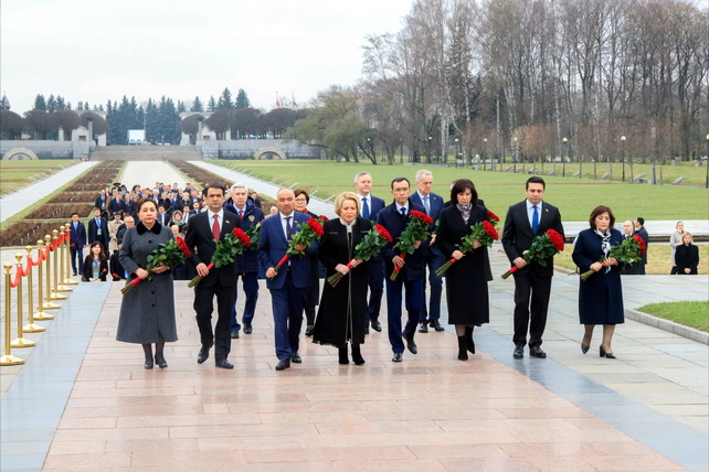 O‘zbekiston parlamenti delegatsiyasi Piskarev memorial qabristoniga gulchambar qo‘yish marosimida ishtirok etdi
