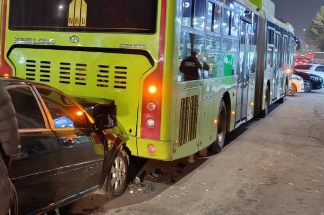 ​​​​​​​В Ташкенте произошло ДТП с участием автобуса и легкового автомобиля