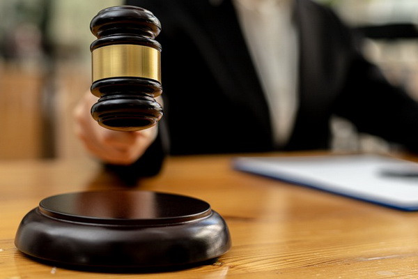 Суд вынес приговор в отношении директора и замдиректора школы, где учащийся погиб от удара током