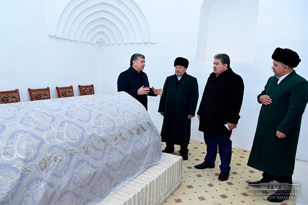 Президент Шавкат Мирзиёев посетил мавзолей Абу Муина Насафи