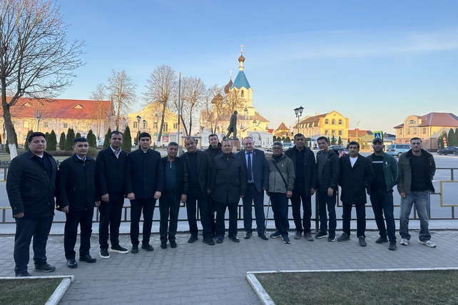 Узбекская делегация изучает животноводство в Витебской области