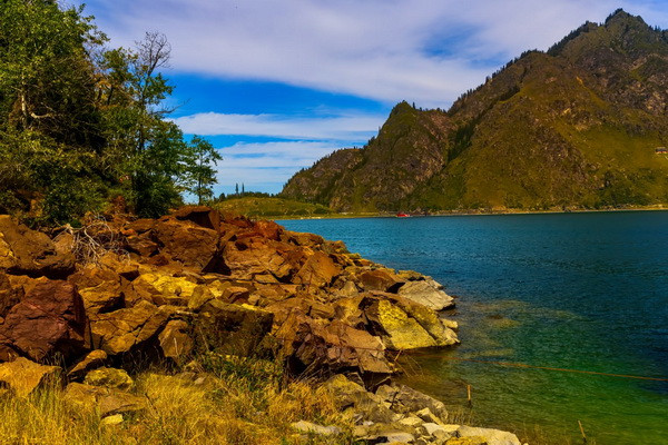 Tianchi Lake: Emerald Lake among the mountains