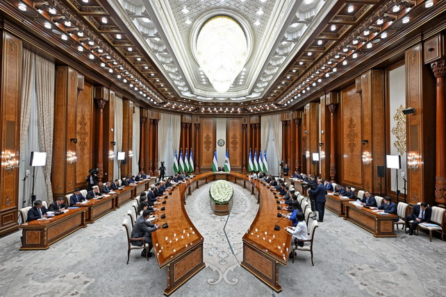 Президент Шавкат Мирзиёев начал встречу с представителями малого и среднего бизнеса