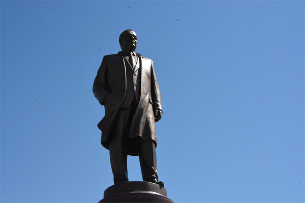 Памятник Первому Президенту Узбекистана открыт в Самарканде