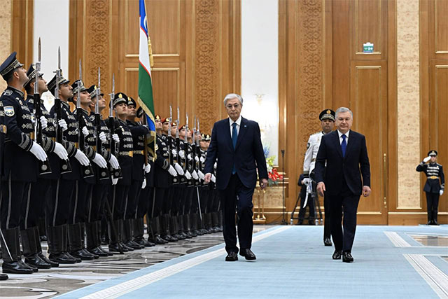 В аэропорту «Ташкент-Хумо» прошла церемония официальной встречи Токаева