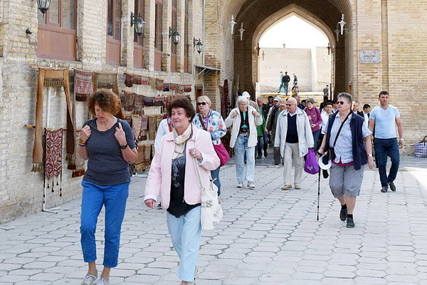 Сколько иностранных граждан въехали в Узбекистан с туристической целью?