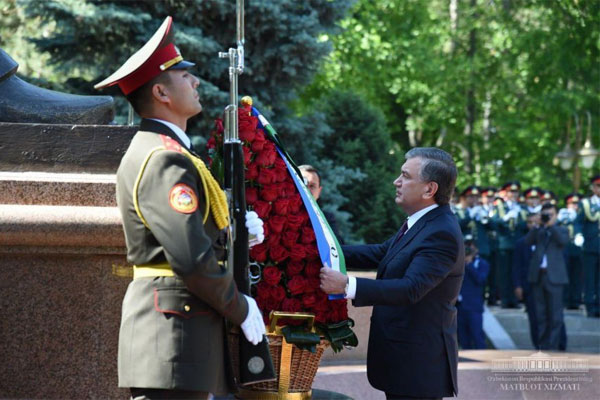 Президент Узбекистана почтил память павших
