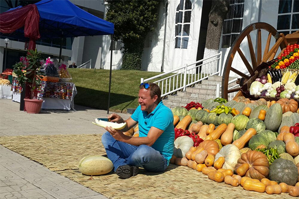 Телепередача «Поедем, поедим!» готовит по-хорезмски