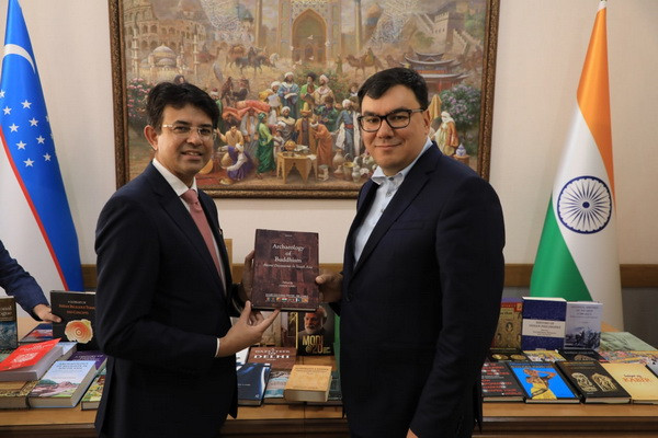 Премьер-министр Индии Нарендра Моди подарил Международному университету туризма и культурного наследия «Шелковый путь» коллекцию книг