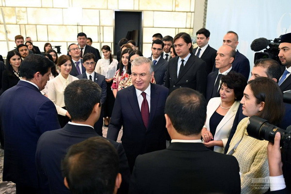 Президент Узбекистана встретился с соотечественниками