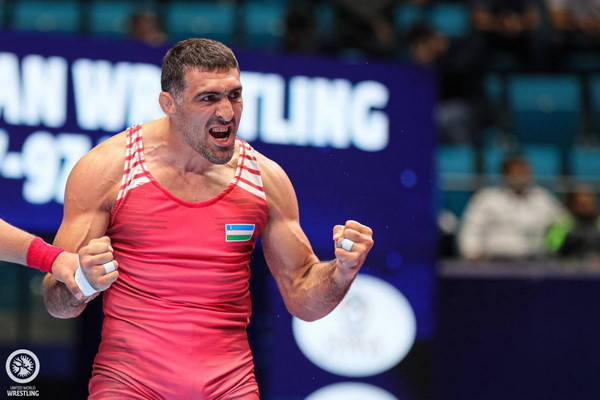 Rustam Assakalov advances to quarterfinals at Paris 2024