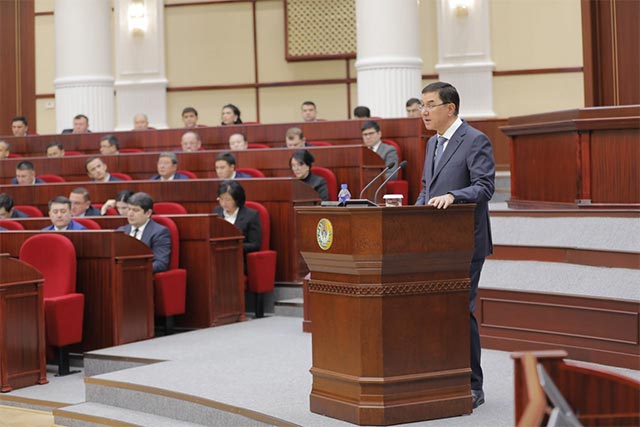 Депутаты рассмотрели проект госбюджета Узбекистана на 2026 год: рост ВВП 6,6%, социальные расходы — 55%