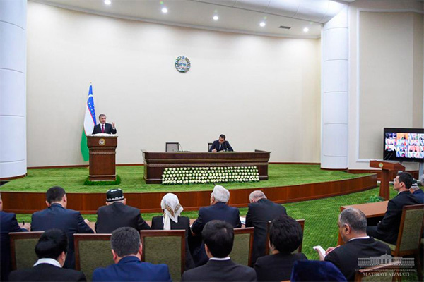 Uzbek leader holds meeting with local officials in Namangan