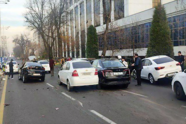В Ташкенте произошло ДТП с участием пяти автомобилей