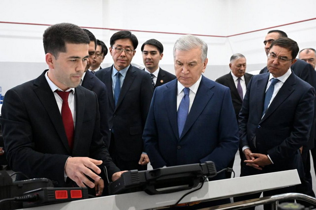 Шавкат Мирзиёев посетил Региональный центр профессиональных навыков в Ургенче