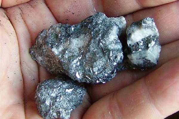 Two residents of Angren steals 813.45 kg of ore stones
