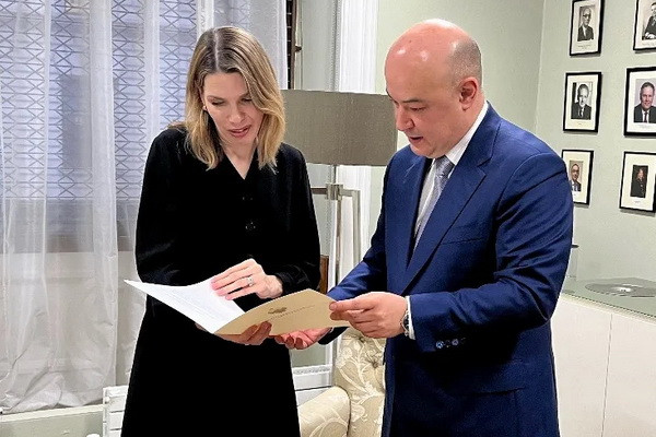 Равшан Усманов вручил директору Департамента протокола МИД Великобритании копии верительных грамот